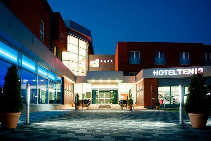 Hotel Tenis Зволен Экстерьер фото