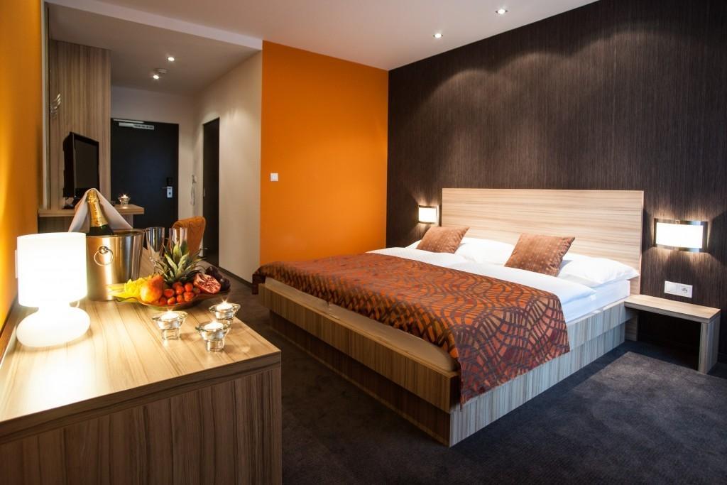 Hotel Tenis Зволен Экстерьер фото