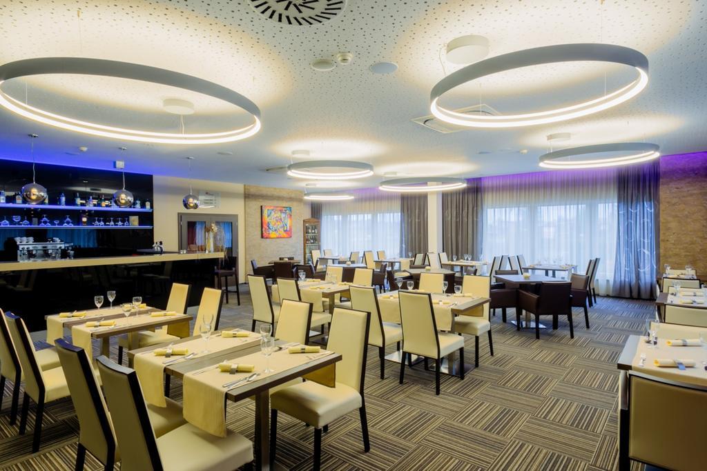 Hotel Tenis Зволен Экстерьер фото