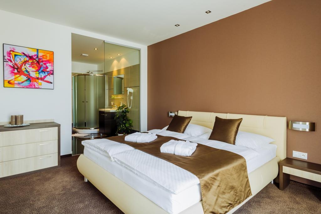 Hotel Tenis Зволен Экстерьер фото