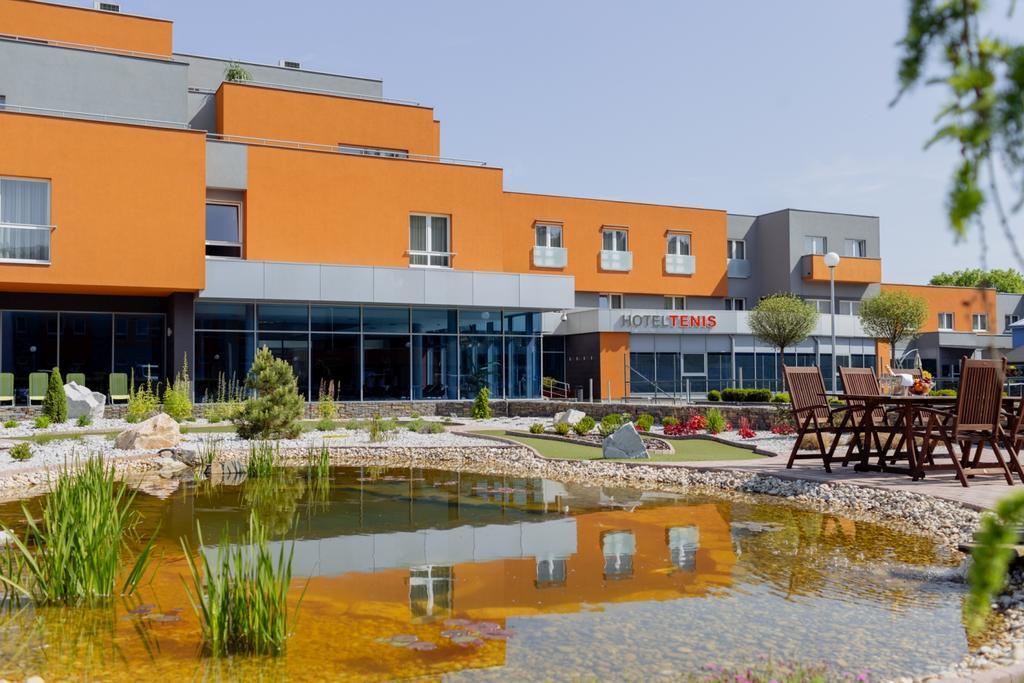 Hotel Tenis Зволен Экстерьер фото