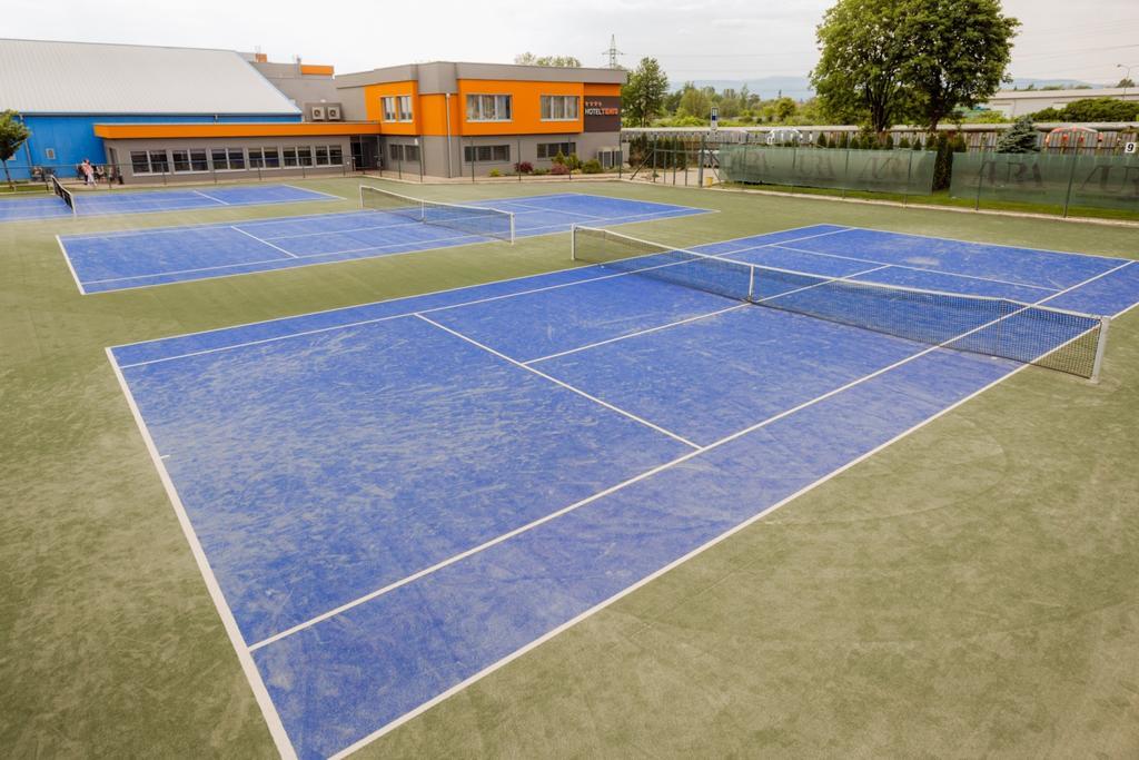 Hotel Tenis Зволен Экстерьер фото