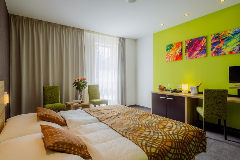 Hotel Tenis Зволен Экстерьер фото