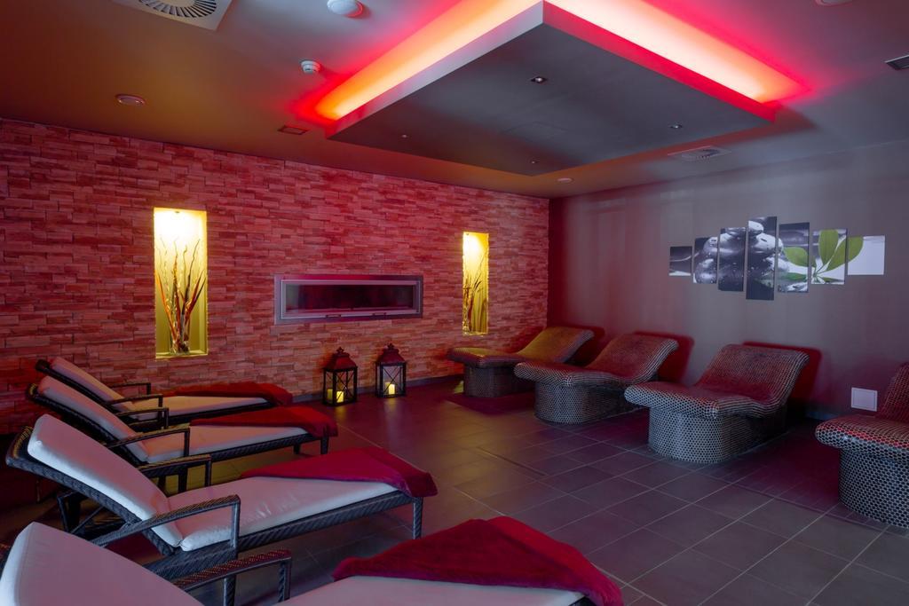 Hotel Tenis Зволен Экстерьер фото