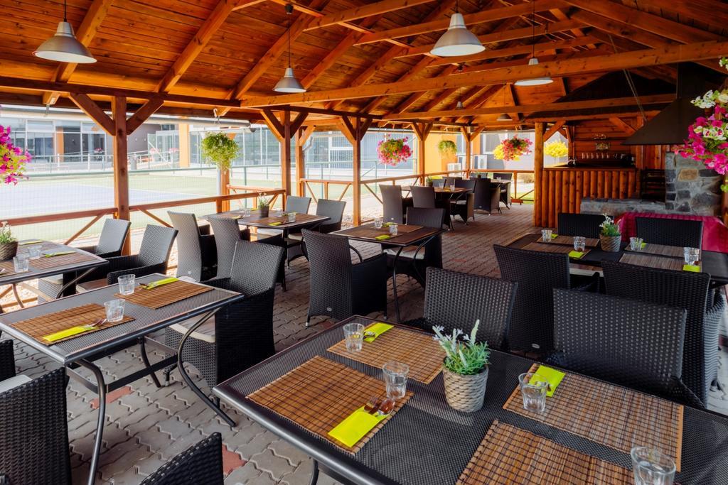 Hotel Tenis Зволен Экстерьер фото
