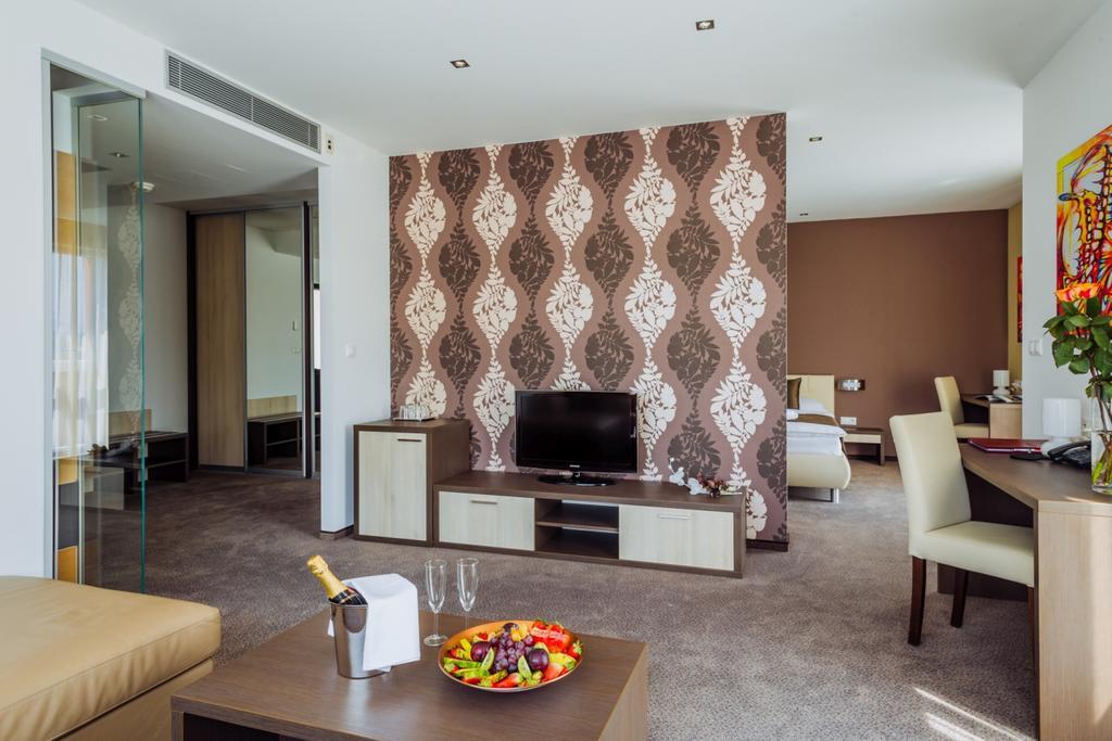 Hotel Tenis Зволен Экстерьер фото
