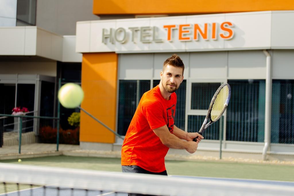 Hotel Tenis Зволен Экстерьер фото