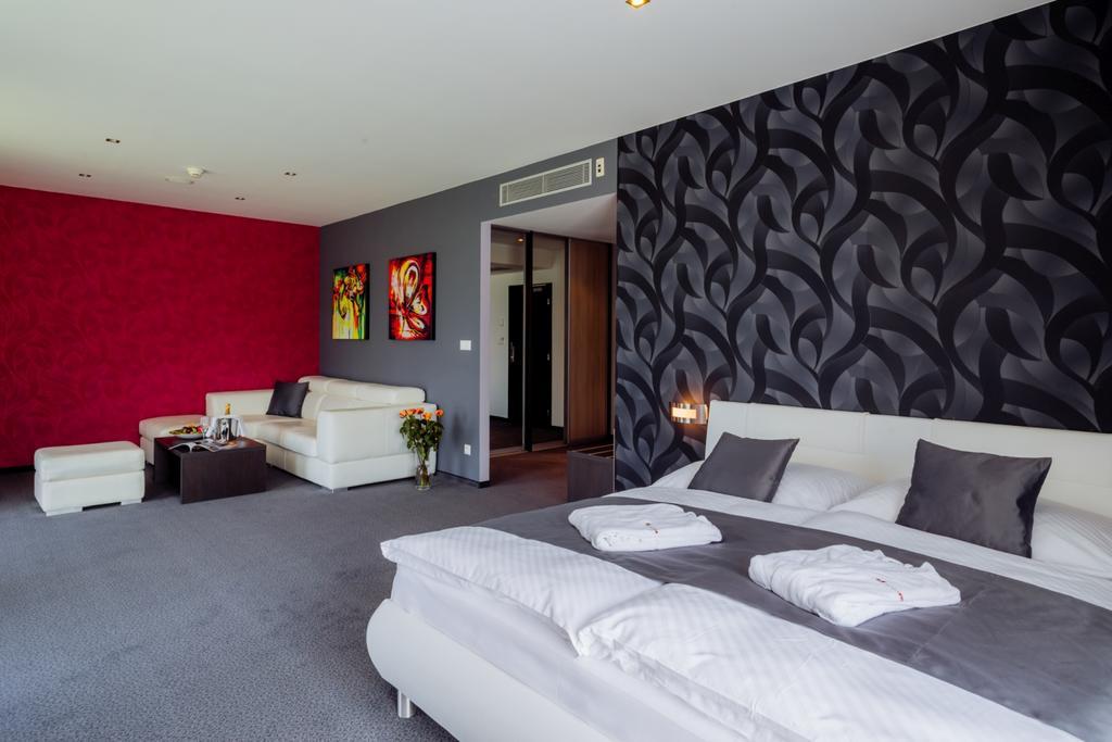 Hotel Tenis Зволен Экстерьер фото