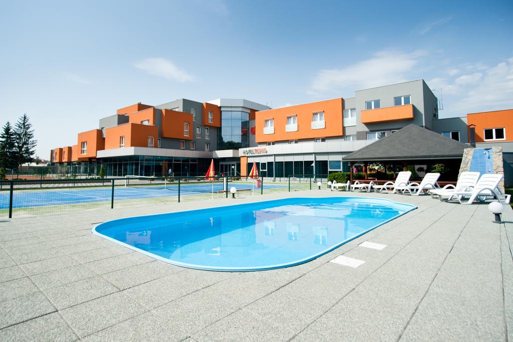 Hotel Tenis Зволен Экстерьер фото